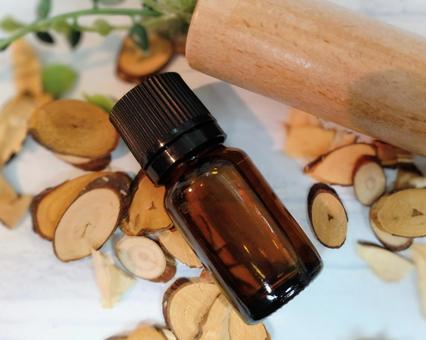 木の香りのアロマオイルボトル 1本 木の香りのアロマオイルボトル 1本 アロマ,アロマオイル,ボトルの写真素材
