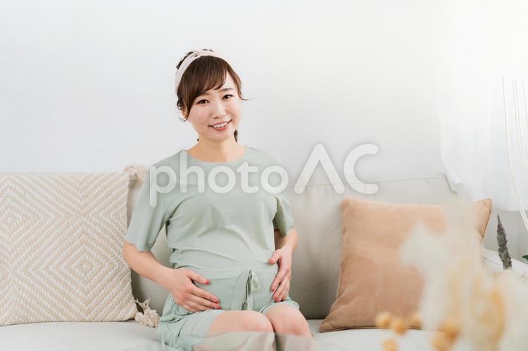家でソファに座る妊婦（アジア人女性） 妊婦,妊娠,妊活の写真素材