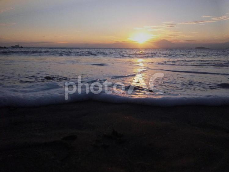 波打ち際から望む夕日と富士山 海,海岸,波の写真素材