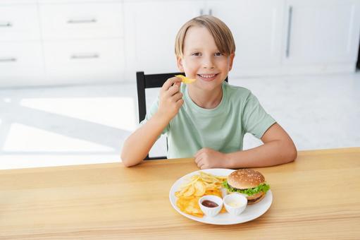 ナチョスを持ってカメラ目線の男の子 ナチョスを持ってカメラ目線の男の子の写真