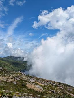 雲の上の夏山登山 雲の上の夏山登山 山頂,雲の上,登山の写真素材