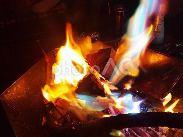 キャンプ焚火 キャンプ,焚火,夜の写真素材