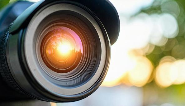 監視イメージ 街を映す防犯カメラのレンズ 監視イメージ 街を映す防犯カメラのレンズの写真