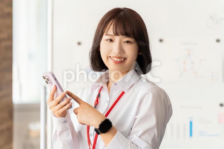笑顔でスマホを持つ若いビジネスウーマン 女性,ビジネス,スマホの写真素材