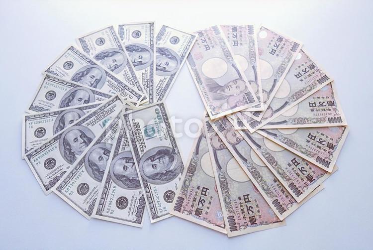 ドル円、100ドル札と１万円札（２） ドル,＄,円の写真素材