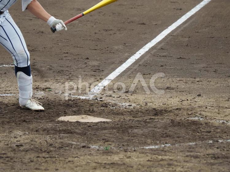 野球　バッター　打者　縦縞　ホーム　 高校野球,野球場,バッターの写真素材