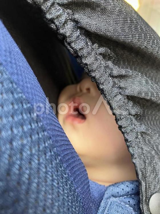 0歳赤ちゃん、抱っこ紐の中で寝落ち 0歳,赤ちゃん,寝落ちの写真素材