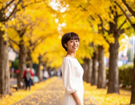 ストリートスナップ・イチョウ並木の彼女 ストリートスナップ・イチョウ並木の彼女の写真