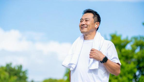 公園で運動・ウォーキングする日本人男性 公園で運動・ウォーキングする日本人男性の写真