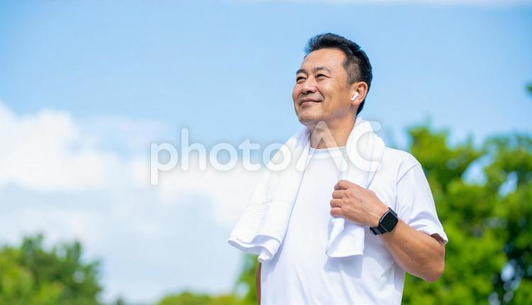 公園で運動・ウォーキングする日本人男性 ウオーキング,エクササイズ,ポートレートの写真素材
