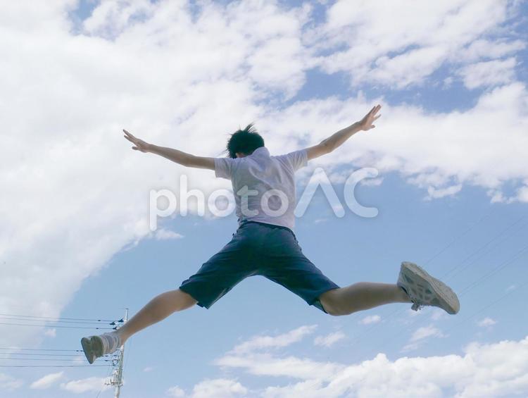 飛び跳ねる男の子 男の子,ジャンプ,跳躍の写真素材