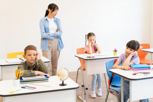 監視している先生と生徒たち 女性,女の子,男の子の写真素材