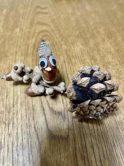 松ぼっくりとどんぐりちゃん 松ぼっくり,どんぐり,作品の写真素材