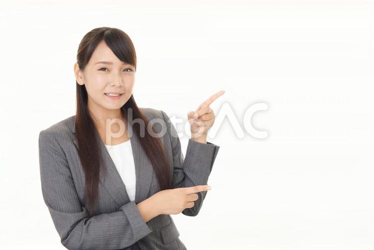 指示する笑顔のビジネスウーマン 女性,ビジネスウーマン,女の写真素材