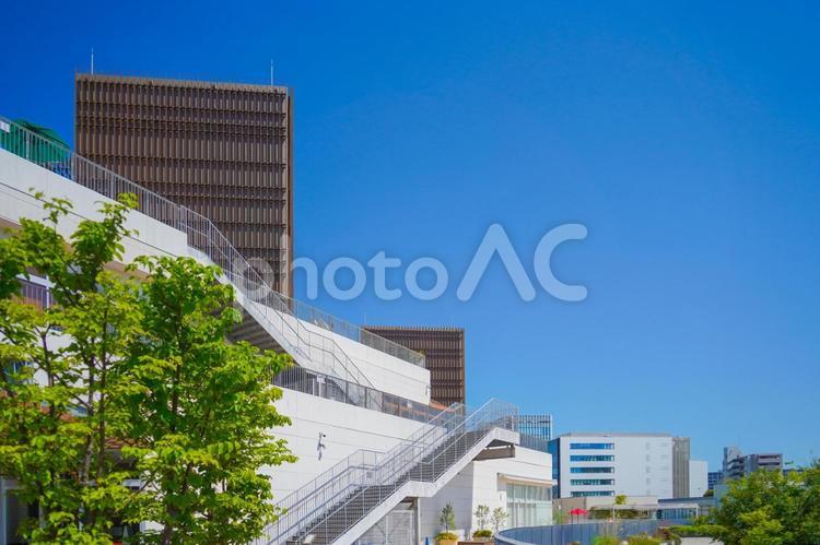 白い建物と階段 白い建物,階段,青空の写真素材