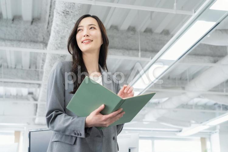 オフィスで仕事をする若いビジネスウーマン ビジネス,女性,オフィスの写真素材