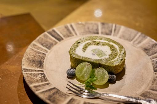 和風プレートにのった抹茶ロールケーキ ロールケーキ,抹茶,シャインマスカットの写真素材