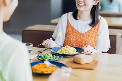 カフェで食事をする若い女性 カフェで食事をする若い女性 食事,カフェ,パスタの写真素材