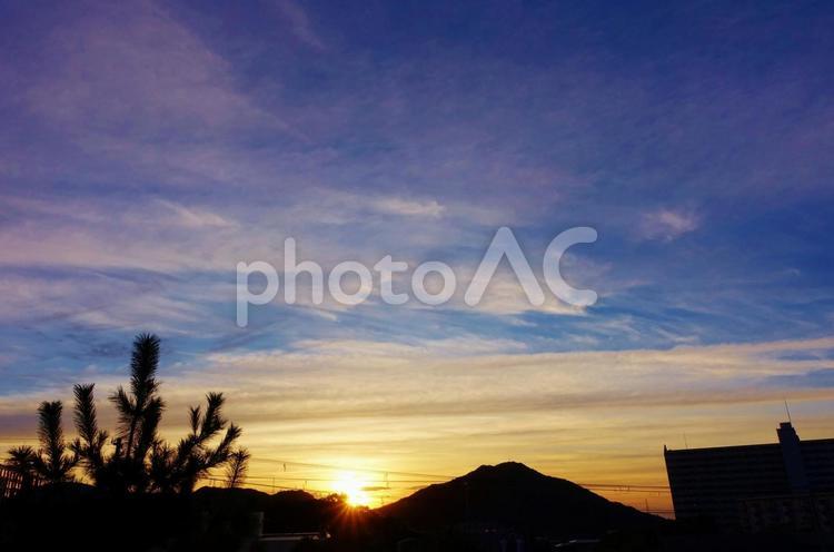 住宅街の夜明け～晩夏～91 朝日,日の出,朝焼けの写真素材