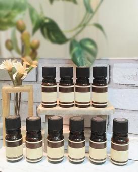 縦長 ラベル付き精油ボトル10本 アロマ,アロマオイル,ラベルの写真素材