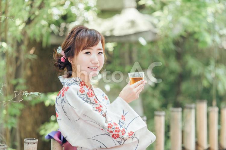飲み物を飲む浴衣姿の女性 冷茶,浴衣,お茶の写真素材