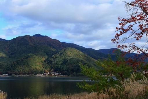 秋の河口湖周辺 秋の河口湖周辺 河口湖周辺,河口湖,湖の写真素材
