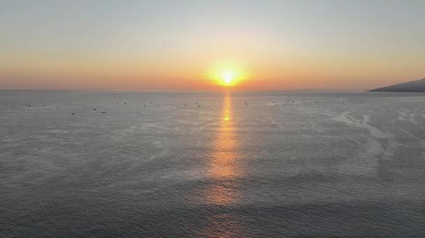 大間の港町と日の出 大間の港町と日の出 津軽海峡,大間,集落の写真素材
