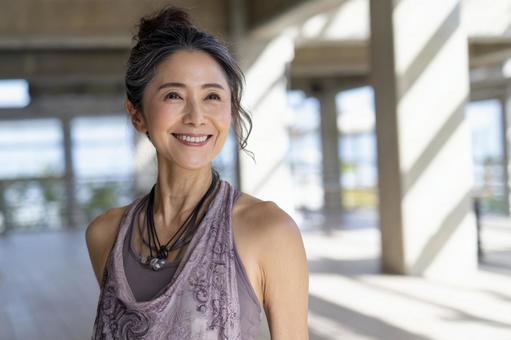 ヨガスタジオのシニア女性-3 ヨガスタジオのシニア女性-3の写真
