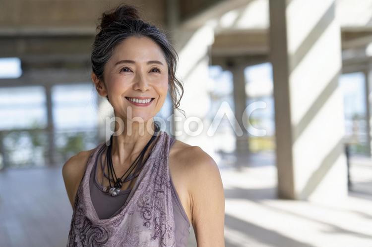 ヨガスタジオのシニア女性-3 ヨガ,女性,人物の写真素材