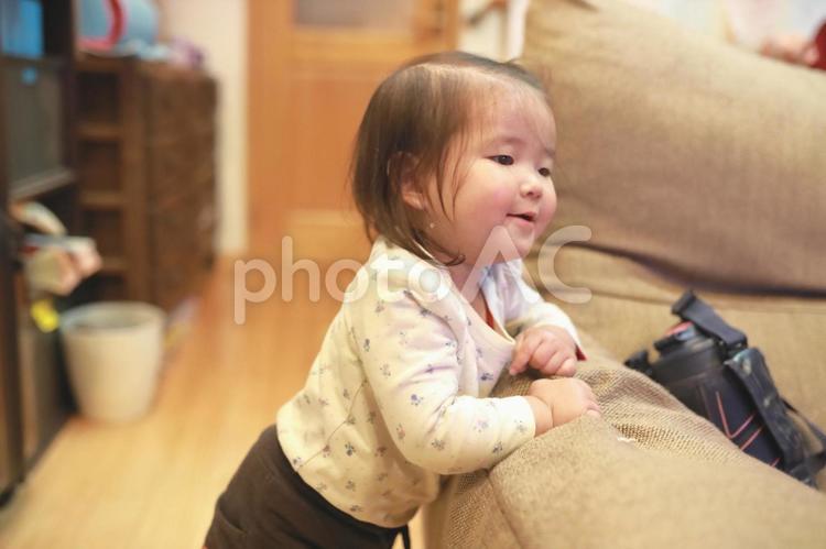 リビングでソファに寄りかかってテレビを見る赤ちゃん2 赤ちゃん,ソファ,リビングの写真素材