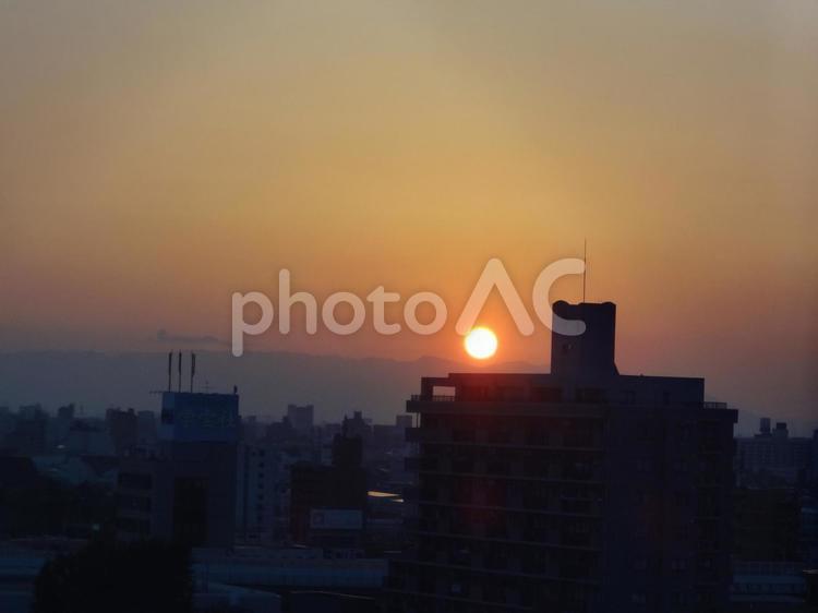 街中に沈む太陽の景色 町並み,街中,日没の写真素材