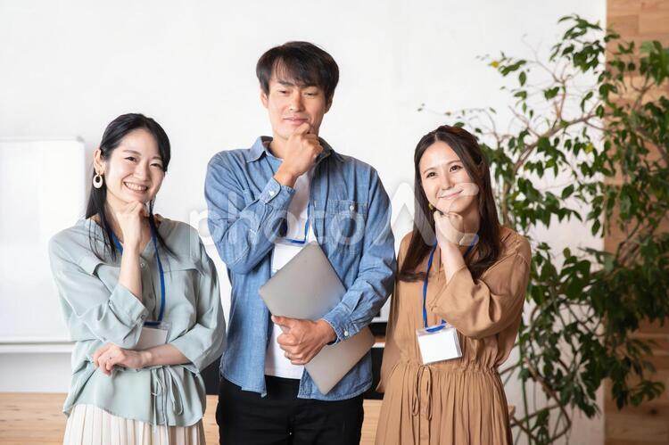 考える男女の会社員 企画,アイデア,考えるの写真素材