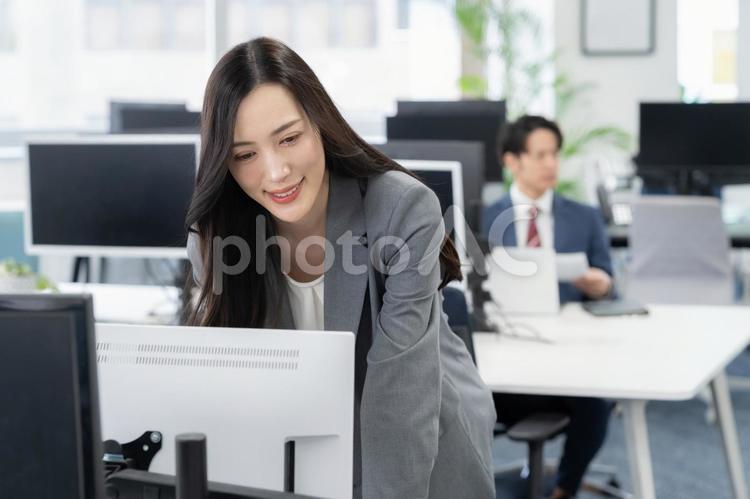 オフィスで仕事をする若いビジネスウーマン ビジネス,女性,オフィスの写真素材