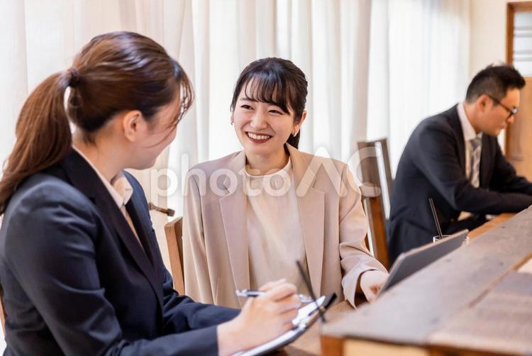 カフェで会議する笑顔のビジネスウーマン 会議,ビジネス,カフェの写真素材