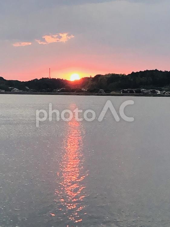 夕暮れ 水面,風景,自然の写真素材