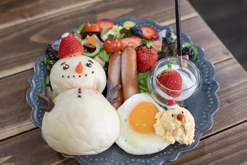 雪だるまパンと野菜たっぷりの可愛い朝食 雪だるまパンと野菜たっぷりの可愛い朝食 雪だるま,冬,クリスマスの写真素材