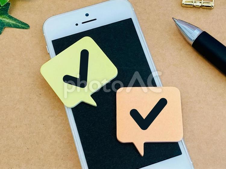 スマホとチェックマーク スマホ,チェック,レ点の写真素材