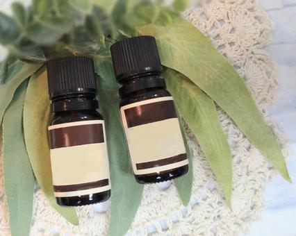 ラベル付き ユーカリの精油ボトル2本 アロマ,アロマオイル,ボトルの写真素材