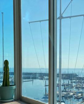 海を望む窓辺とサボテン 海,港,ヨットハーバーの写真素材