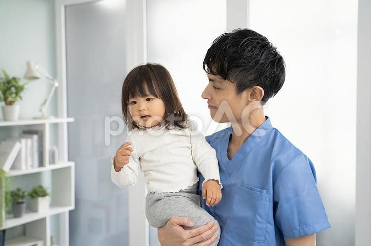 信頼できる小児科医と安心する幼児 小児科医,医者,診療所の写真素材