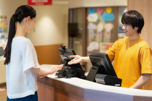 ショッピングをしてモバイル決済をする女性 モバイル決済,ショッピング,買い物の写真素材