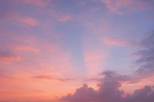 朝焼けと光の筋の写真