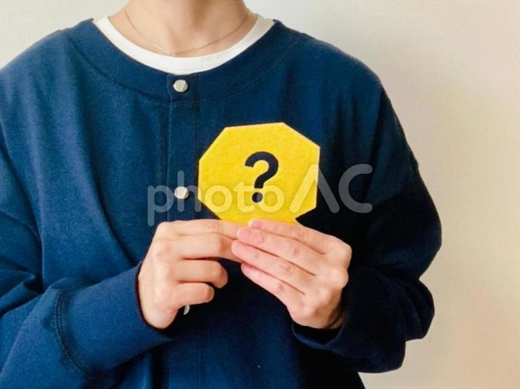 クエスチョンマークを持つ女性 なんで,なぜ,どうしての写真素材