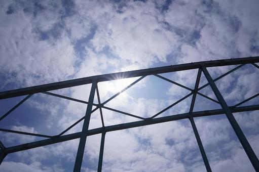 多摩川のガス橋アーチと空 多摩川のガス橋アーチと空の写真