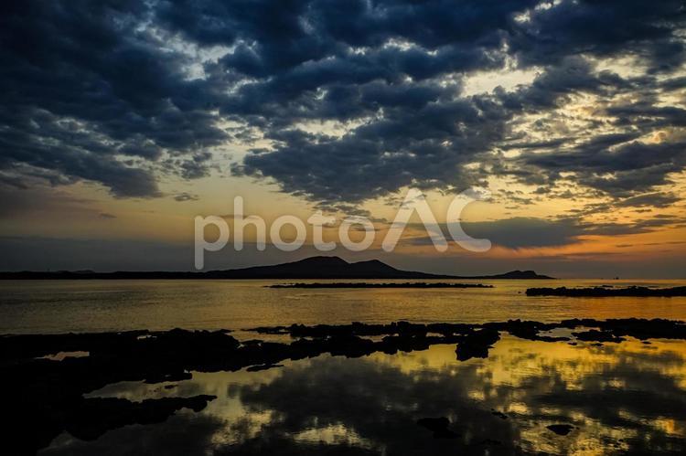 ＜五島＞夜明けのさんさん富江キャンプ村 鬼岳,空,海の写真素材