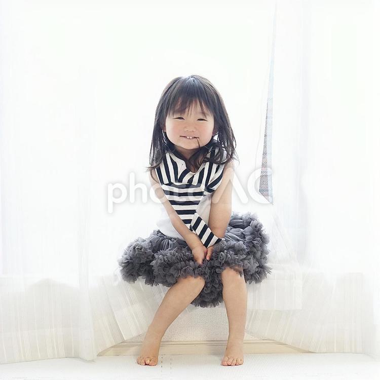 お着替え途中の女の子 女の子,お着替え,着替えの写真素材