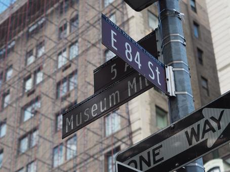 ニューヨーク標識板：5th×84th 標識板,道路標識,道路の写真素材