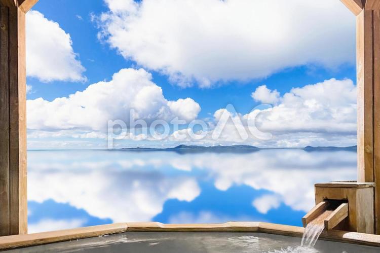 海と温泉のイメージ 温泉,露天風呂,旅の写真素材