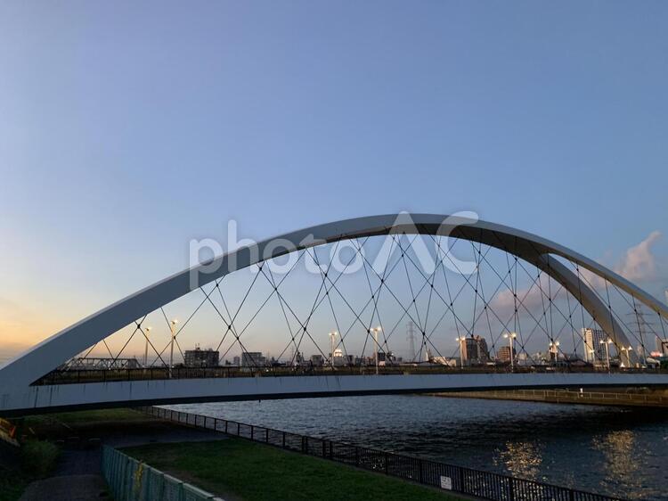 橋と、夕日 橋,建築,水域の写真素材