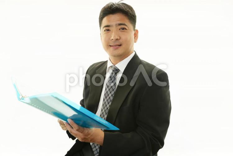 書類を確認するビジネスマン 男性,ビジネスマン,男の写真素材